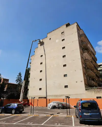 8 luglio 2024: la facciata grigia prima del murale