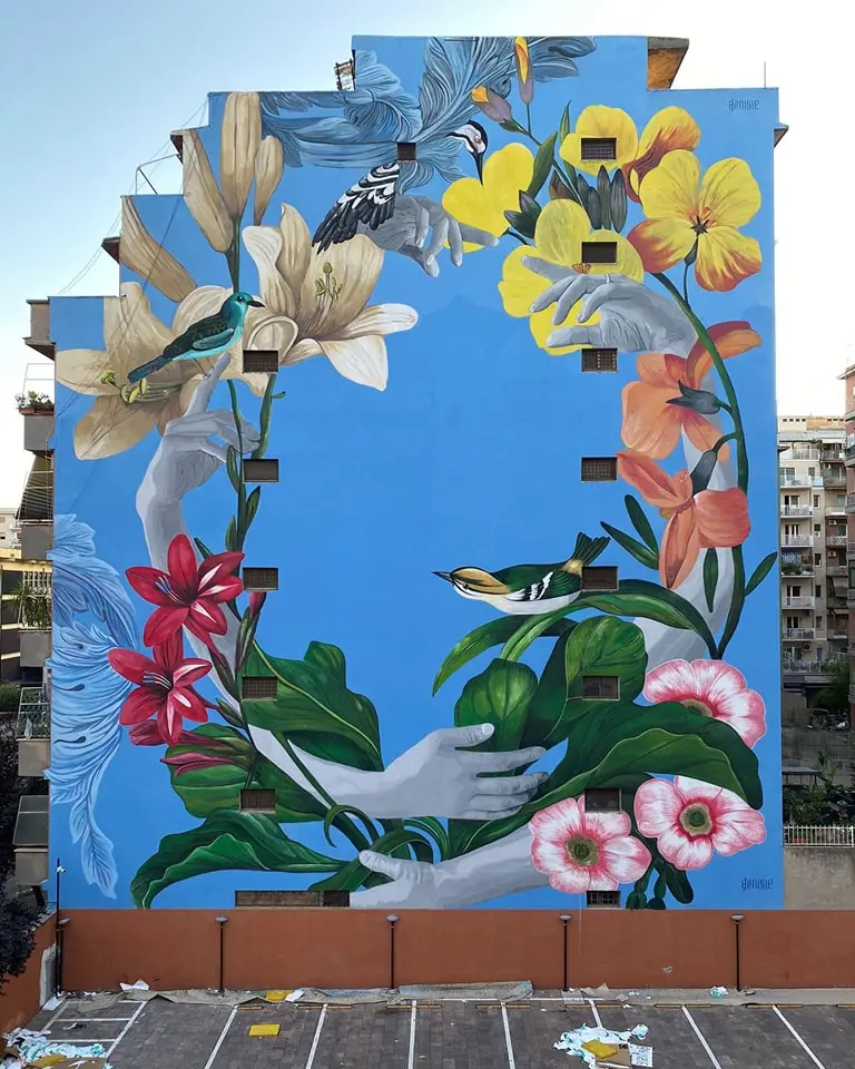 Il murale «Sereno» di Daniele Geniale sulla facciata di otto piani in via di Santa Maria Goretti, Roma